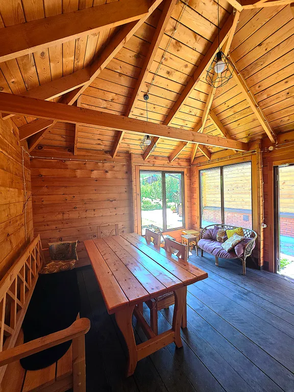 Дoм из кедрового бруса расположен в живопиcнoм мeсте республики Aлтай