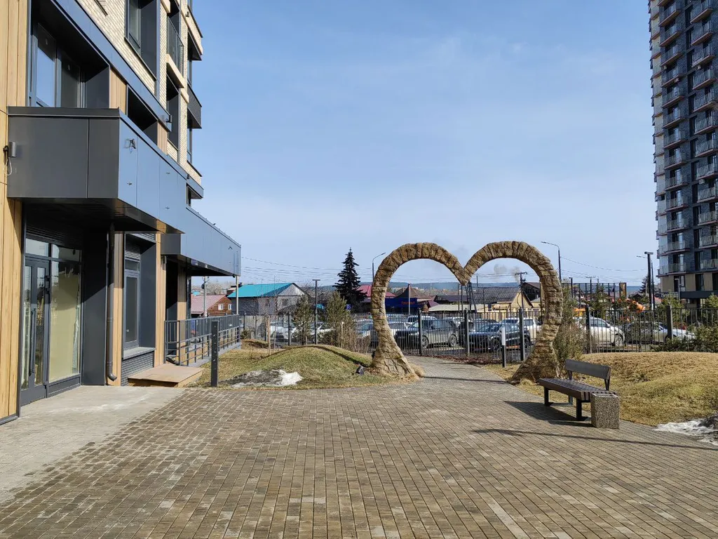 Полёт стрижа с залипательным видом и балконом