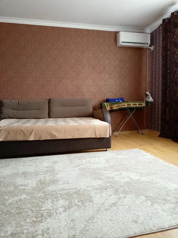 Рядом бассейн, парк