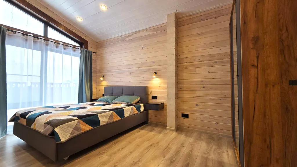 Дом у озера в лесу