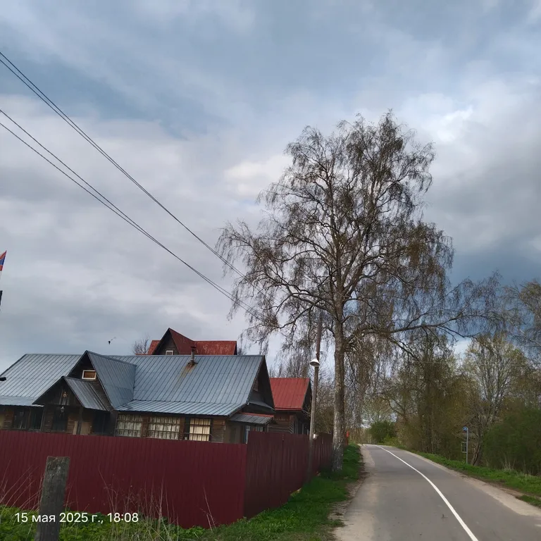 Деревенский домик на берегу озера