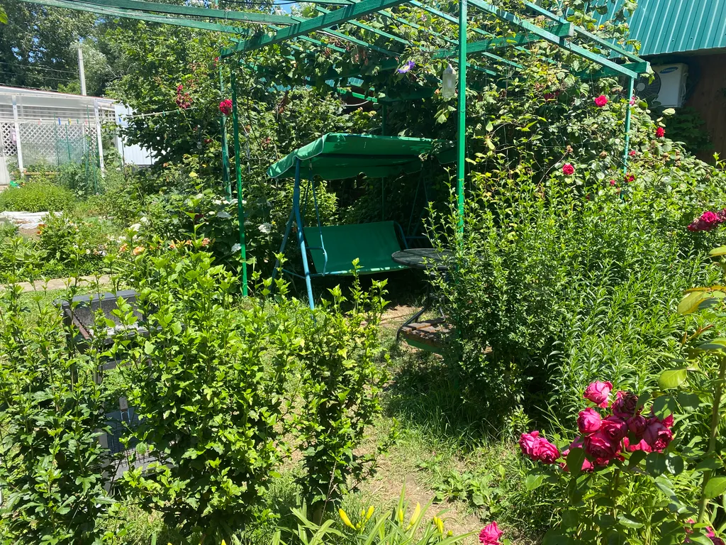 Тихий домик в цветущем саду