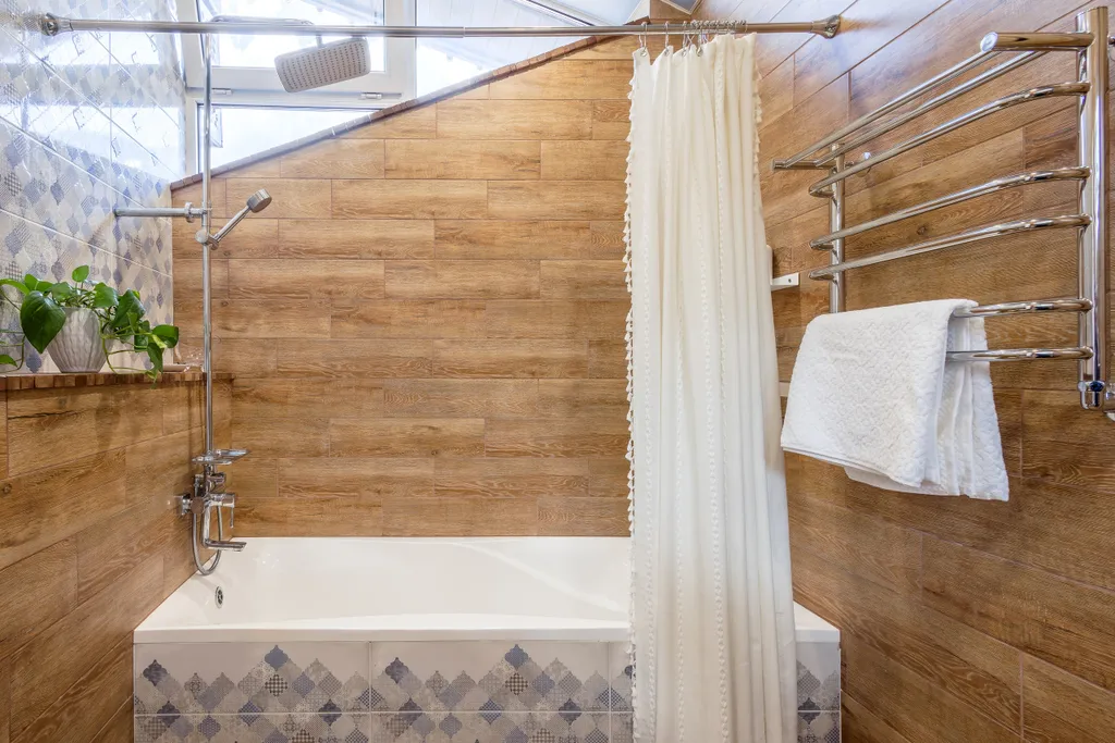 Дом у сквера в центре Поляны