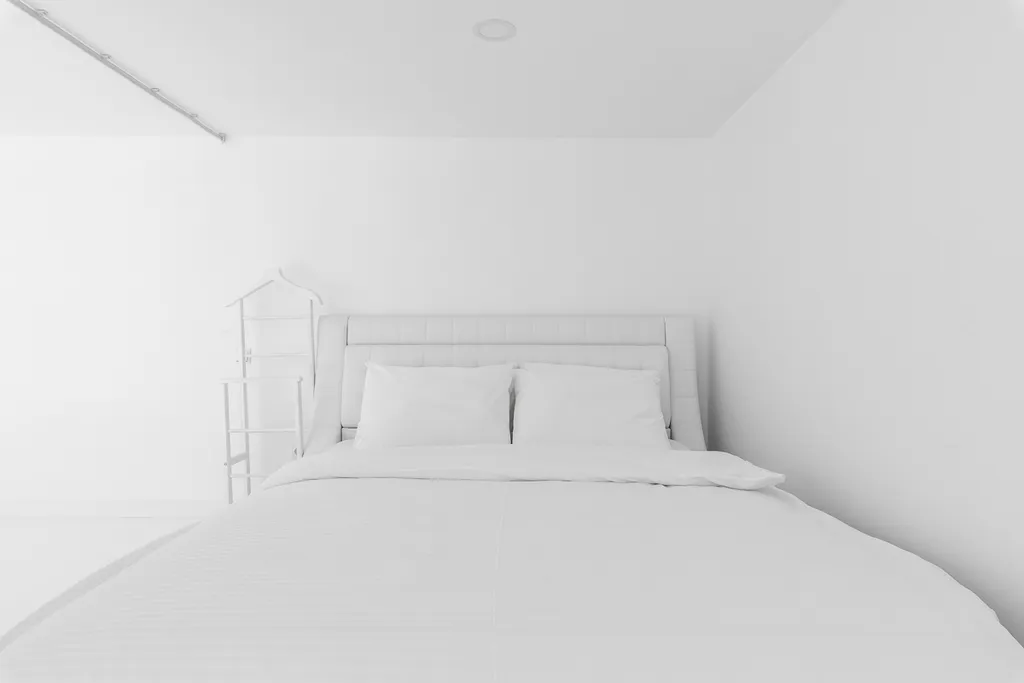 Белые двухъярусные апартаменты с балконом и видом на Невский проспект