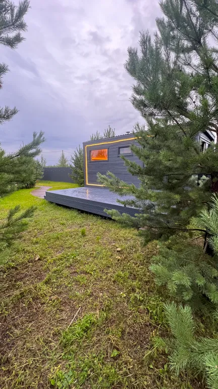 Панорамный дом с баней на дровах и чаном в окружении ёлок