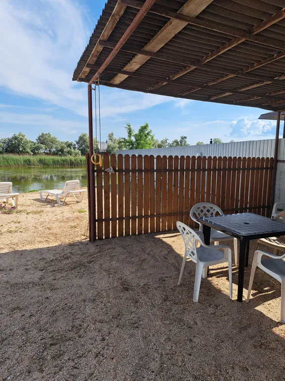 Домик у пруда с тёплым бассейном