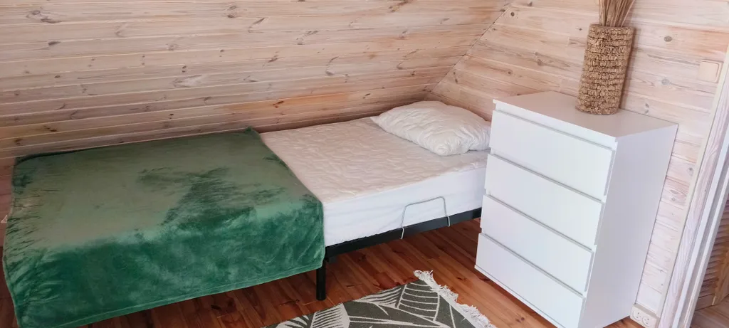 Дом в тихой деревне у озера