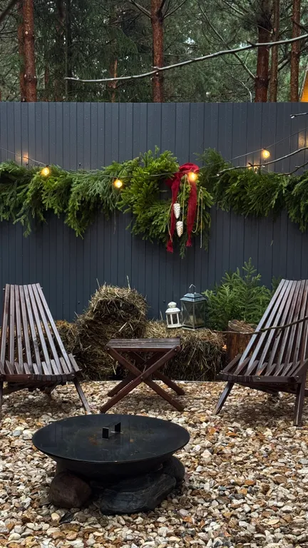 Скандинавский дом с ванной внутри и видом на лес