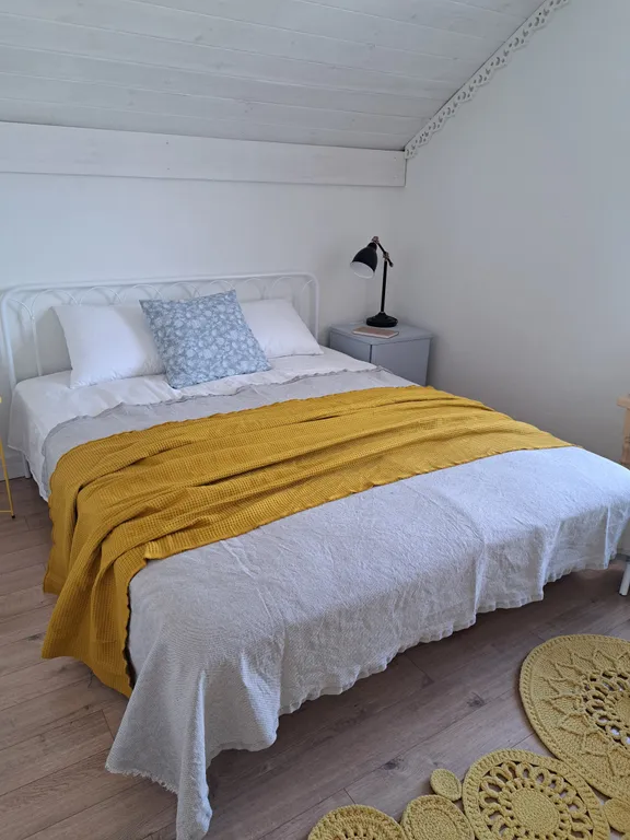 Белый дом на тихой улочке