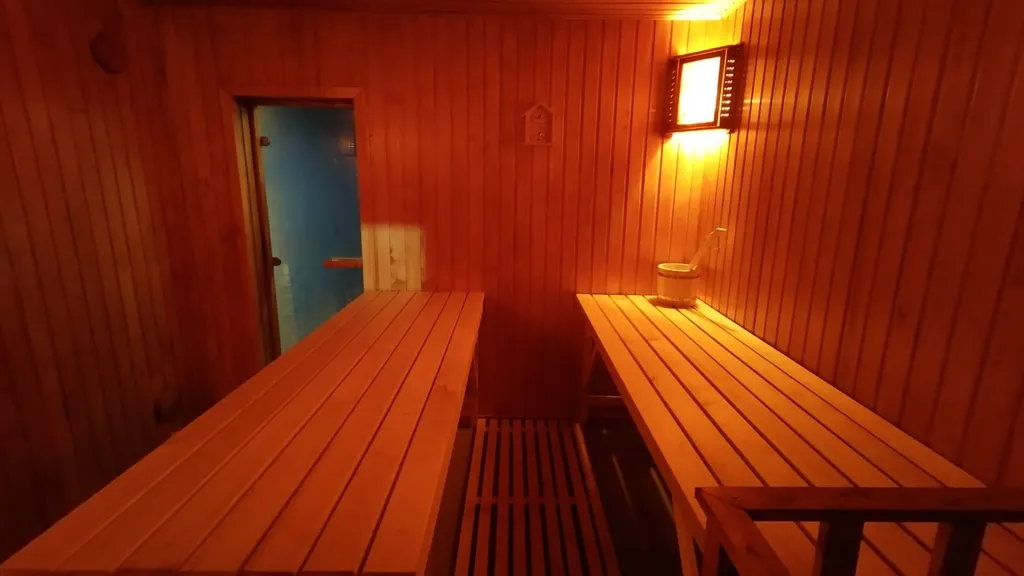 Уютный дом в лесу рядом с речкой