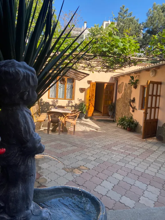 Коттедж Уютный дворик у моря — аренда посуточно в Алушта