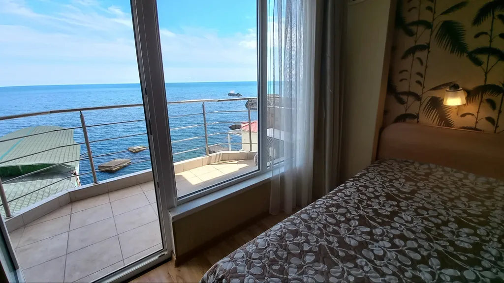 Комфортный номер Морская душа в 10 метрах от пляжа с видом на море