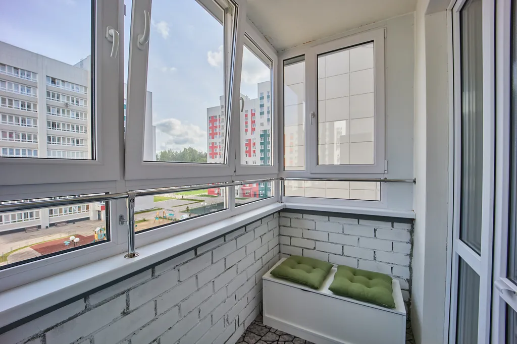 Семейный отдых в тишине: новый дом, безопасный двор и уютная квартира