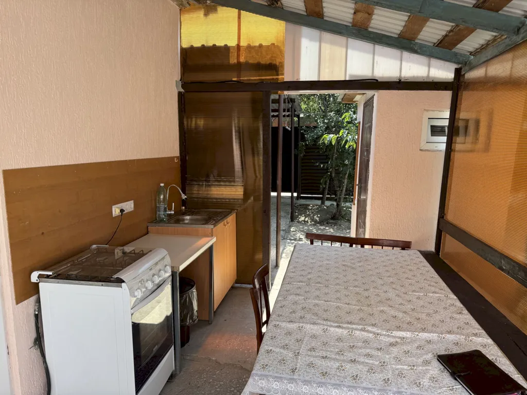 Четырёхкомнатный дом с двориком и мангалом – центр