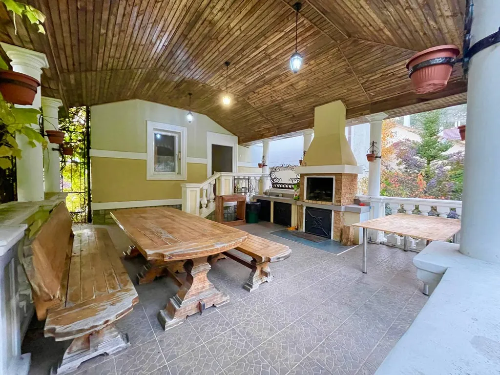 Котедж в классическом стиле с бассейном, сауной, бильярдом