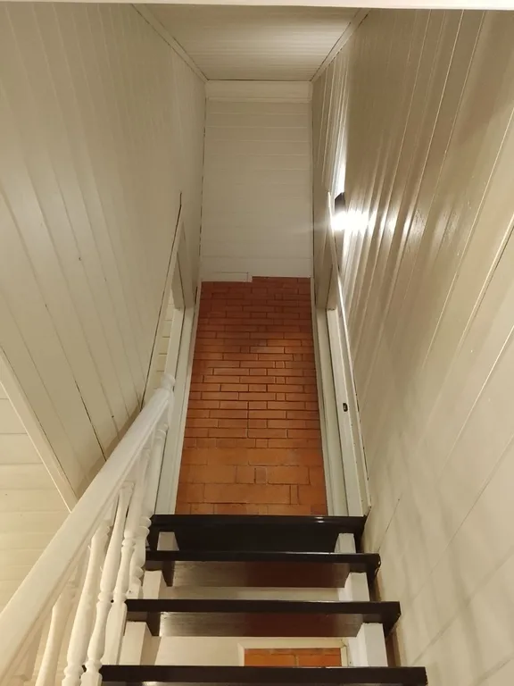 Большой дом А-Фрейм среди молодого елового леса