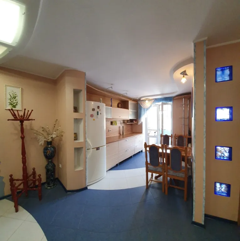 3-комнатная квартира в 5 минутах от пляжа в центре