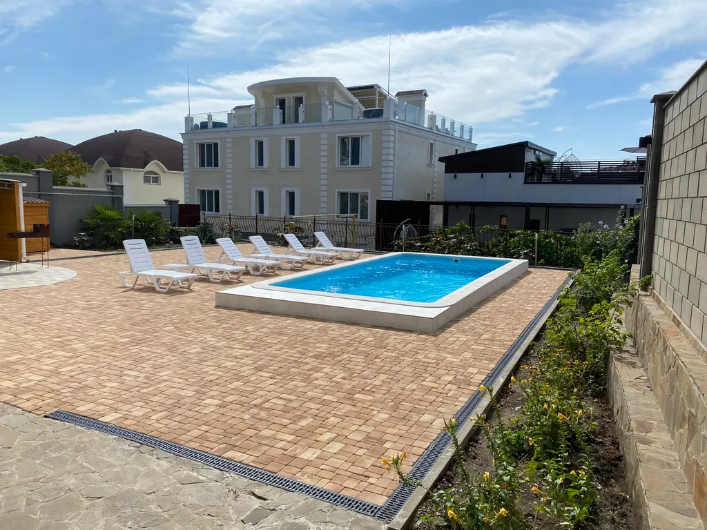 Дом с бассейном для большой компании