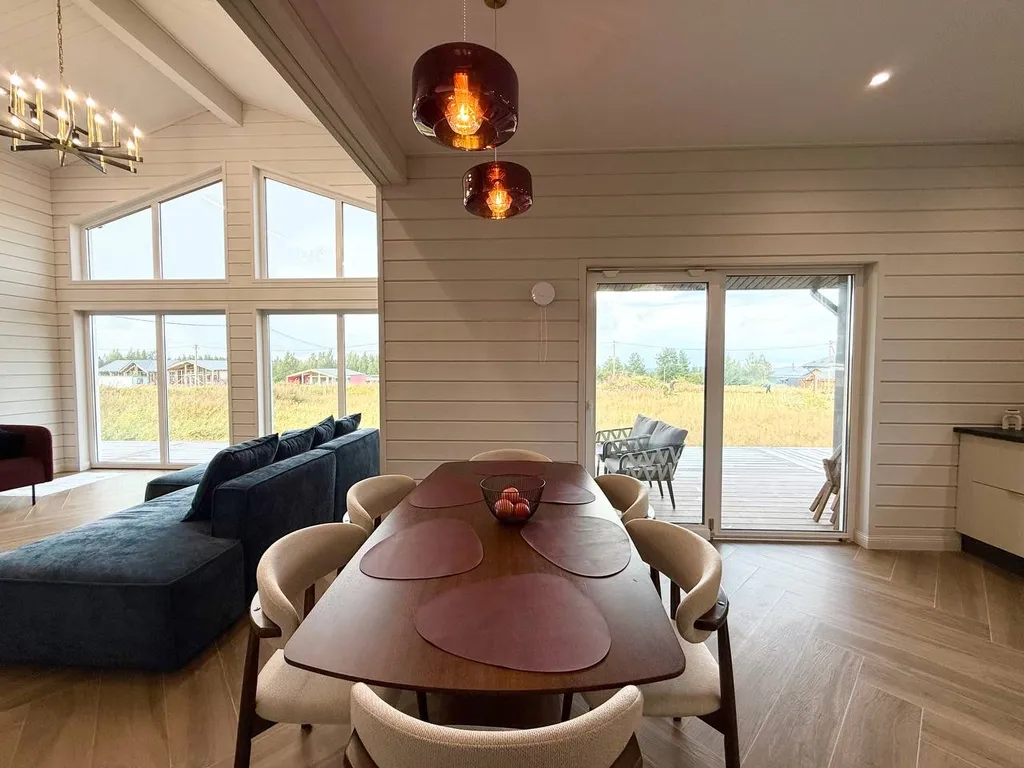 Загородный дом с большой террасой, кострищем и финской сауной