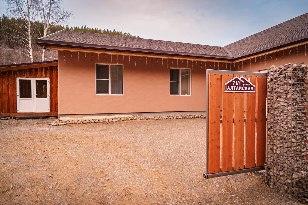 Гостевой дом и кедровая баня на Алтайской