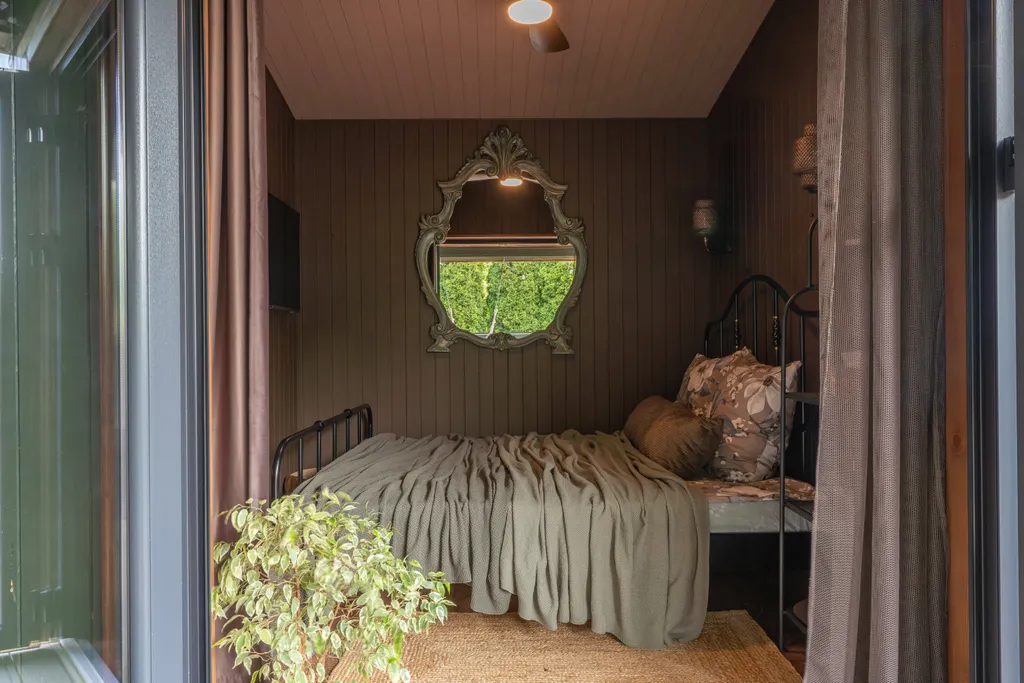 Сказочный уютный домик у моря