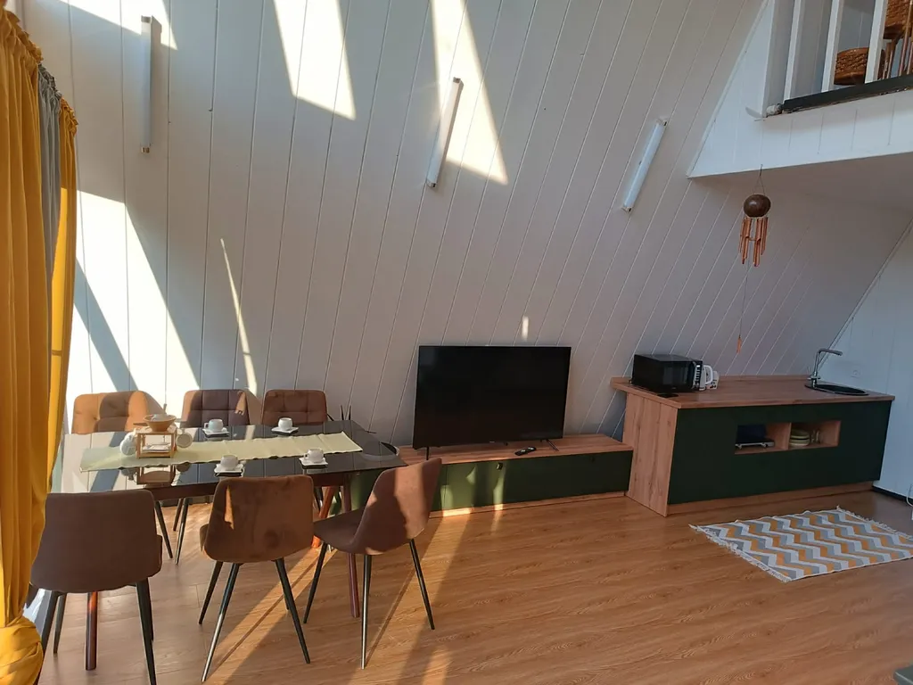 Большой дом в стиле А-фрейм на берегу реки Люторка