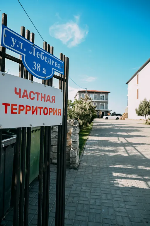 Студия с террасой и бассейном на первой береговой линии