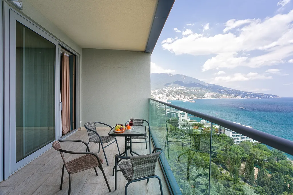 Апартамент с панорамой на море с террасой и 2 санузлами