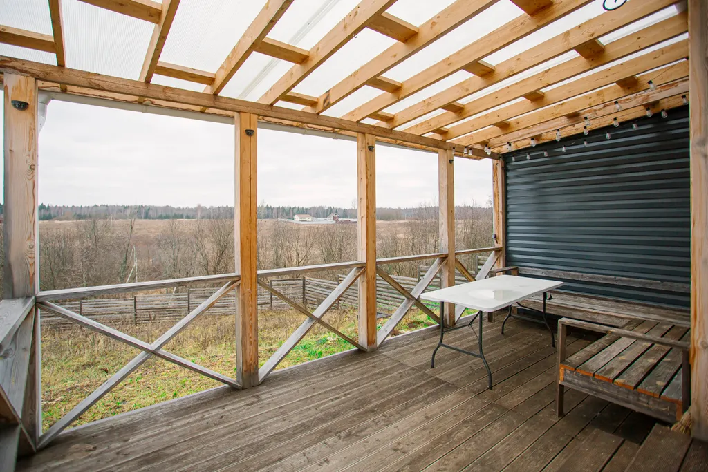 Дом на берегу реки