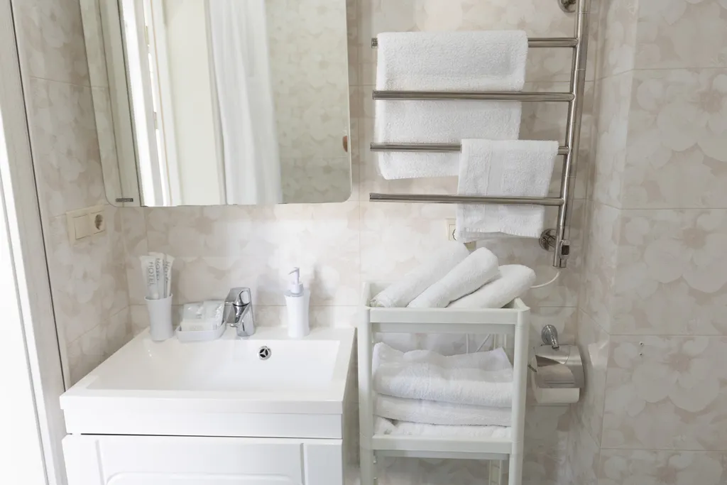 Двухэтажный дом с видом на горы, террасой и парковкой