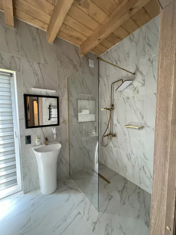 Трёхкомнатный коттедж в лесу у пруда