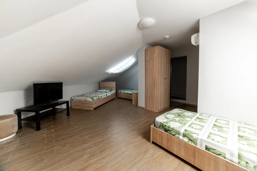 Четырехместный номер с отдельными кроватями на мансарде