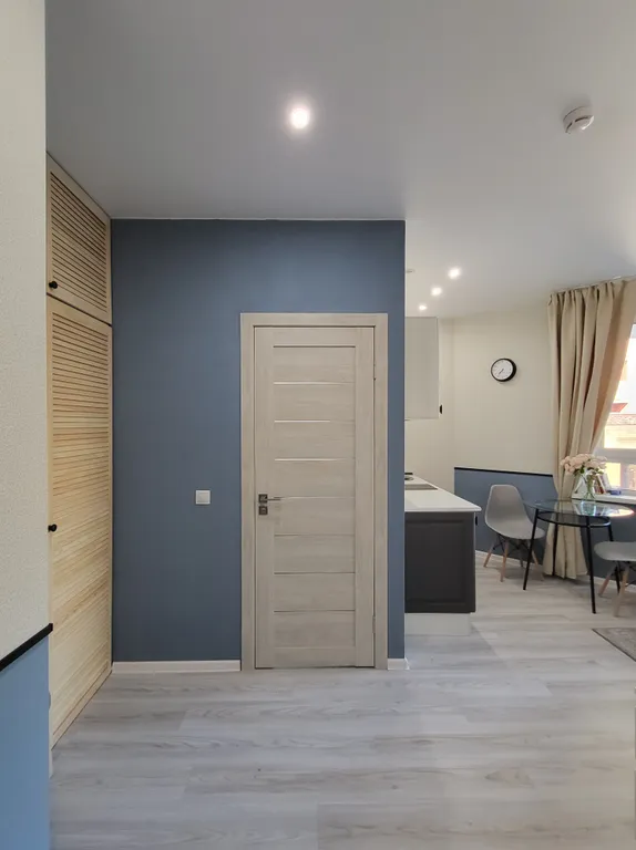 Blue studio - студия с окном в ванной комнате и видом на лес