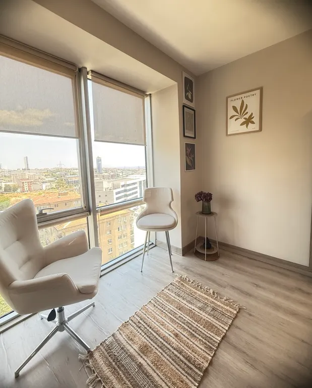 Studio apt with pool and gym near metrobus station