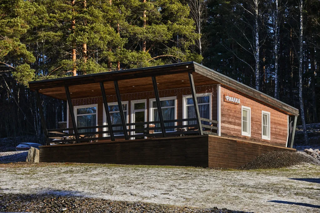 Просторный коттедж с 4 спальнями, камином и террасой