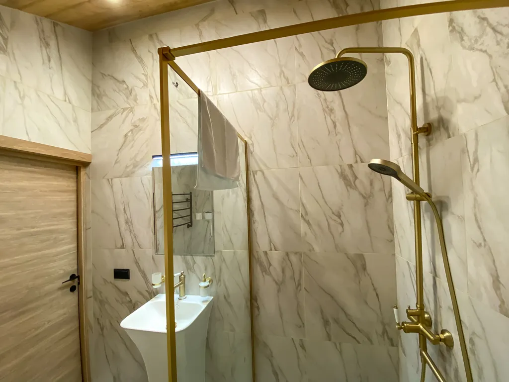 Уютный коттедж в лесу у пруда