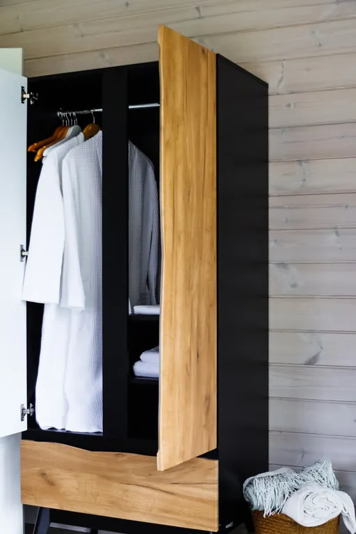 Черный дом на берегу водохранилища