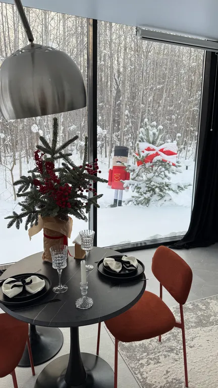 Домик с панорамной ванной в лесу