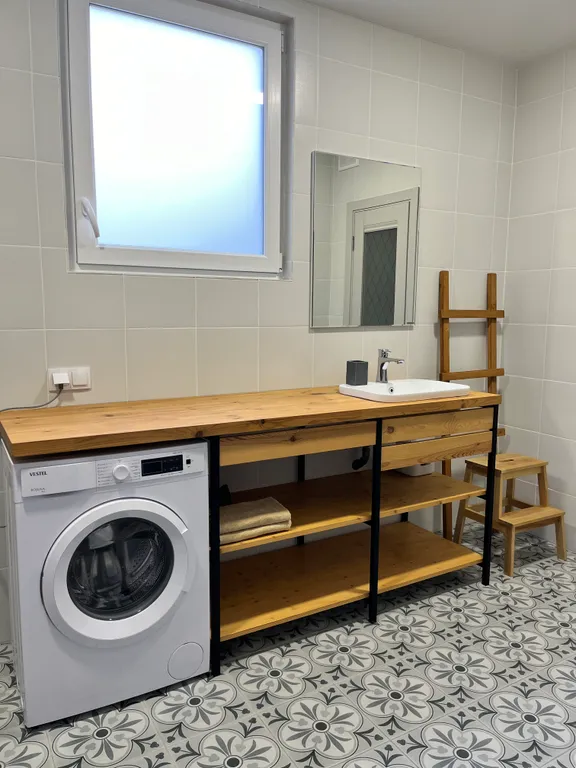 Уютный дом у моря с террасой, баней и теплым бассейном