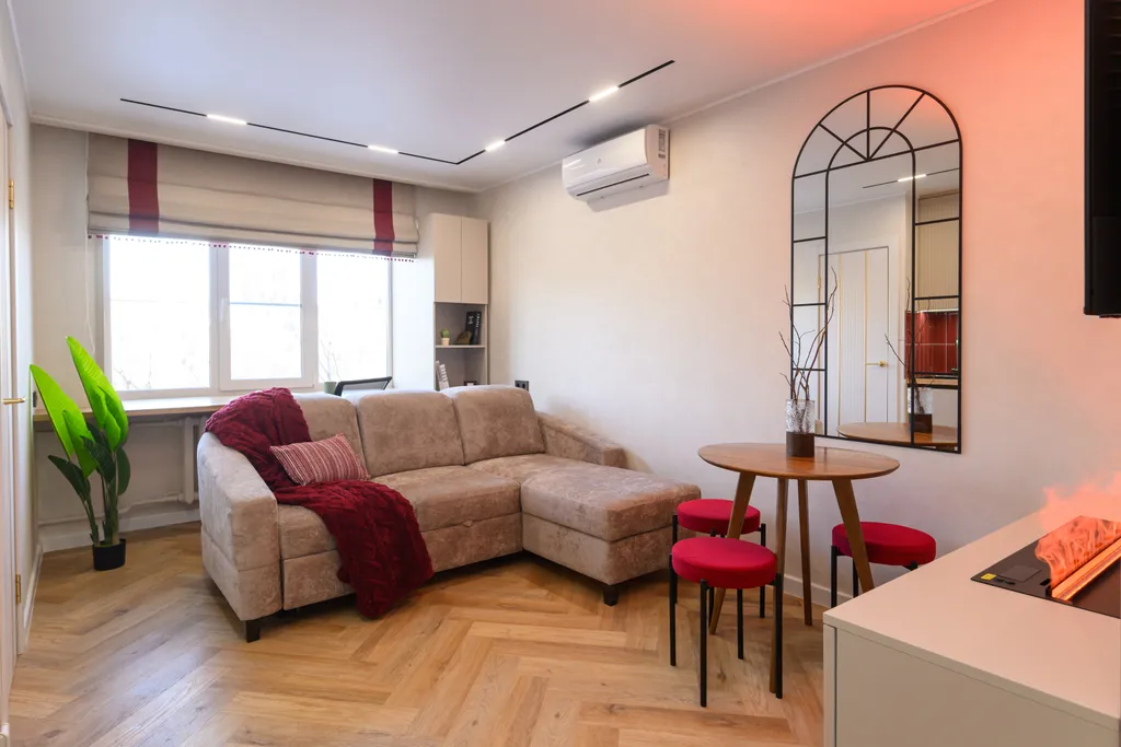 Bишневый aтлac — яркая квартира с биокамином