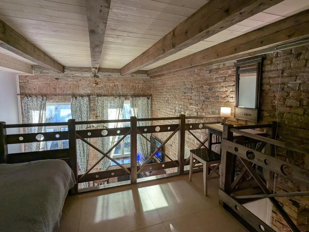 Уютная двухуровневая квартира-студия в доме XIX века