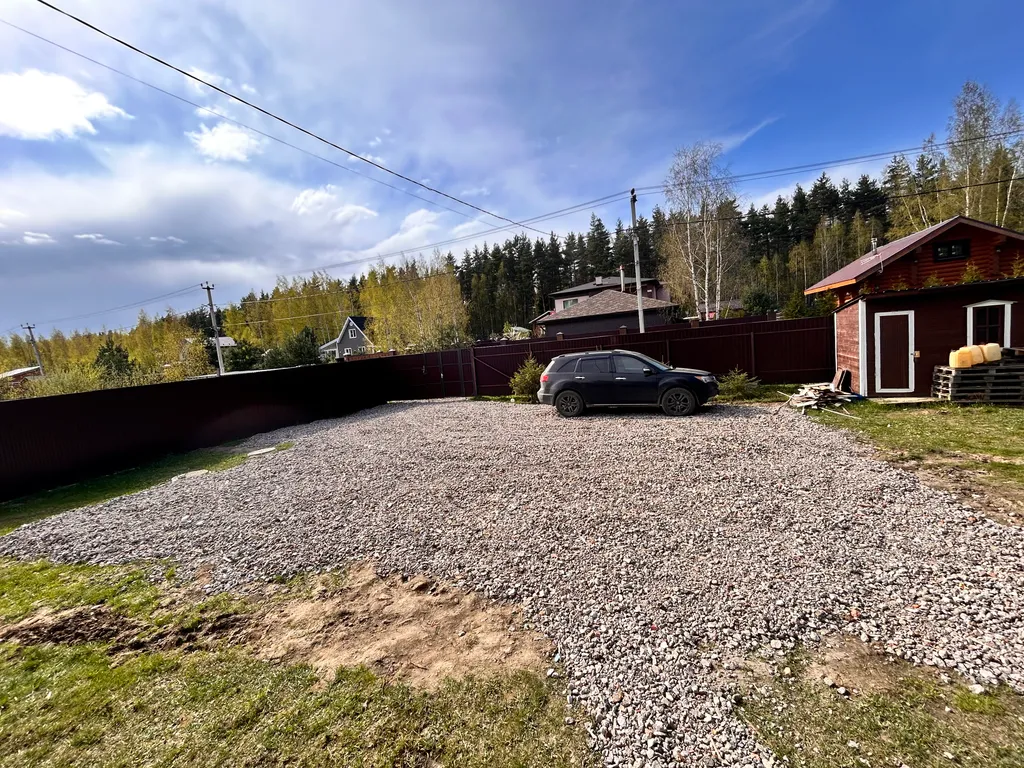 Загородный дом с беседкой