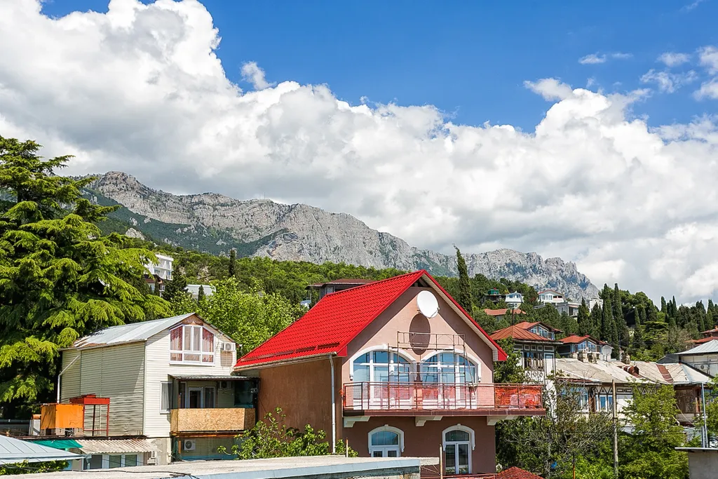 Светлая видовая квартира-студия под горой Кошка