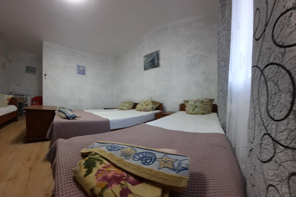 Квартира Уютная комната с удобствами, отдельный вход со двора, бассейн — Кучугуры