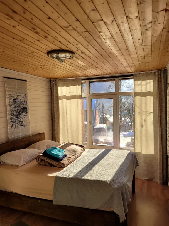 Домик у снежных вершин