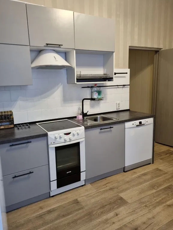 Коттедж у пруда в окружении леса