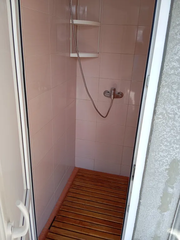 Небольшой трехместный номер с удобствами