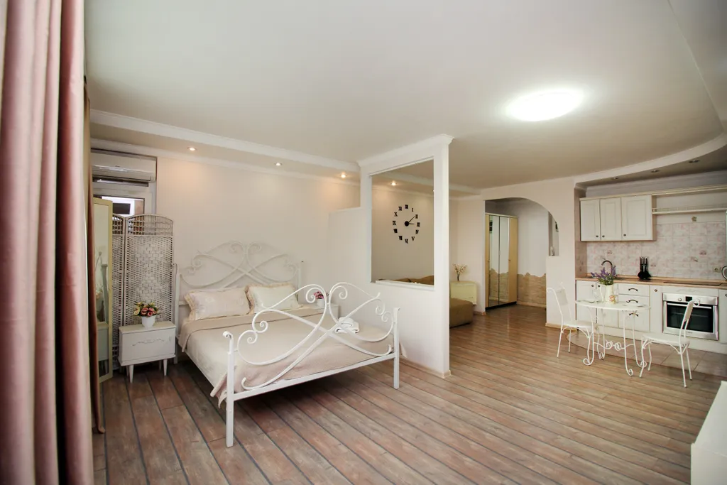 Светлая квартира в стиле Ретро — аренда посуточно в Алматы