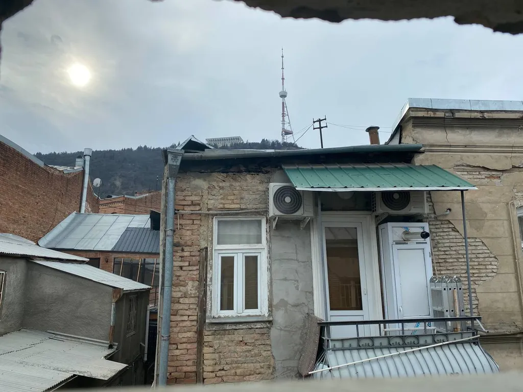 Квартира с отдельной спальней в центре Тбилиси