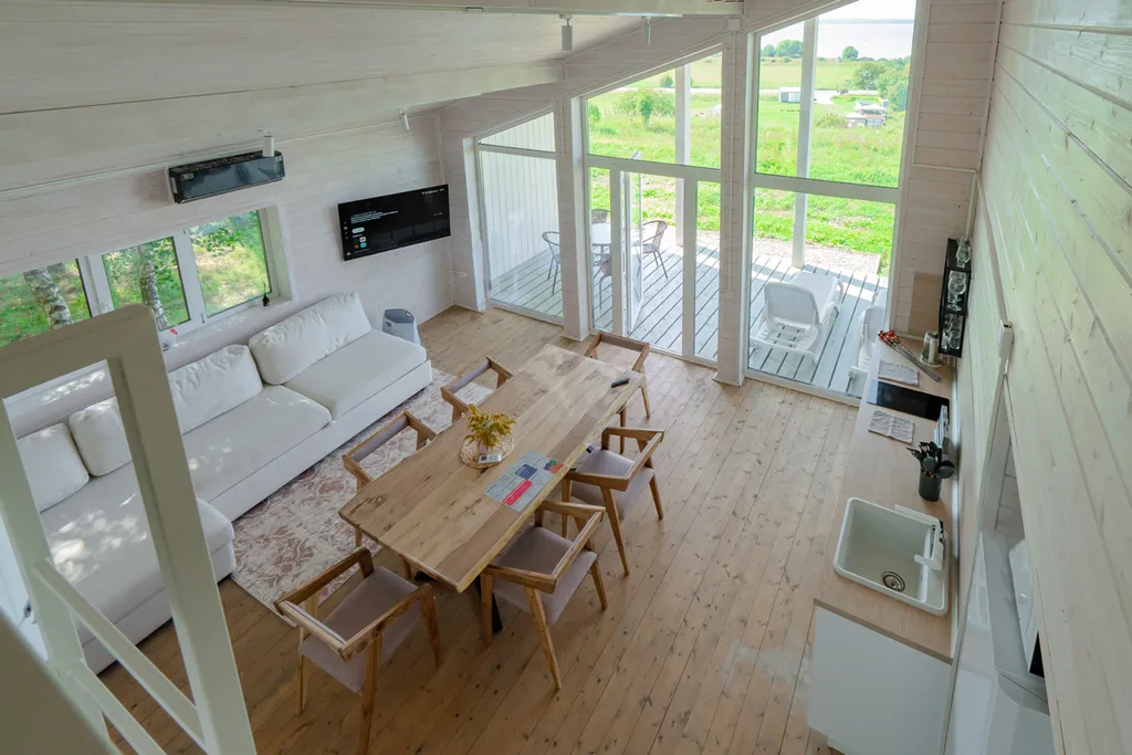 Дом с панорамным видом на озеро, большой